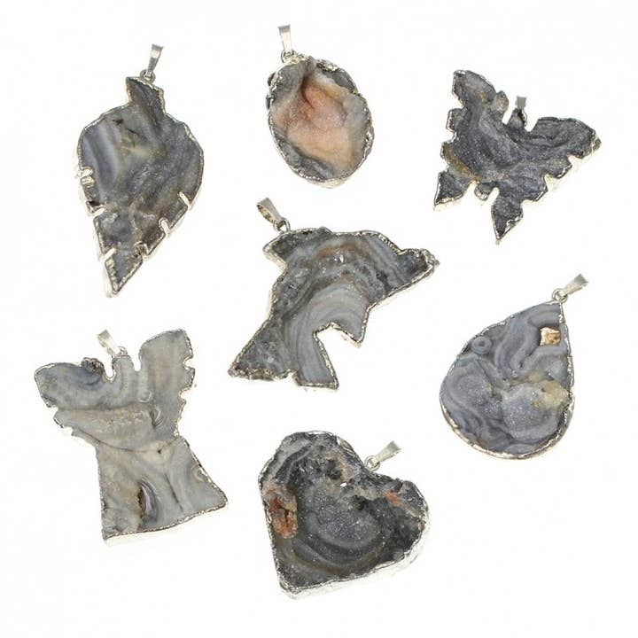 Hängsmycke i kristalliserad kalcedon i olika format för wholesale av UniArt