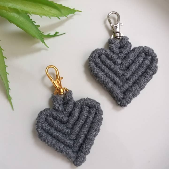 LLAVERO CON FORMA DE CORAZÓN GRIS para venta al por mayor de ARTESANIA