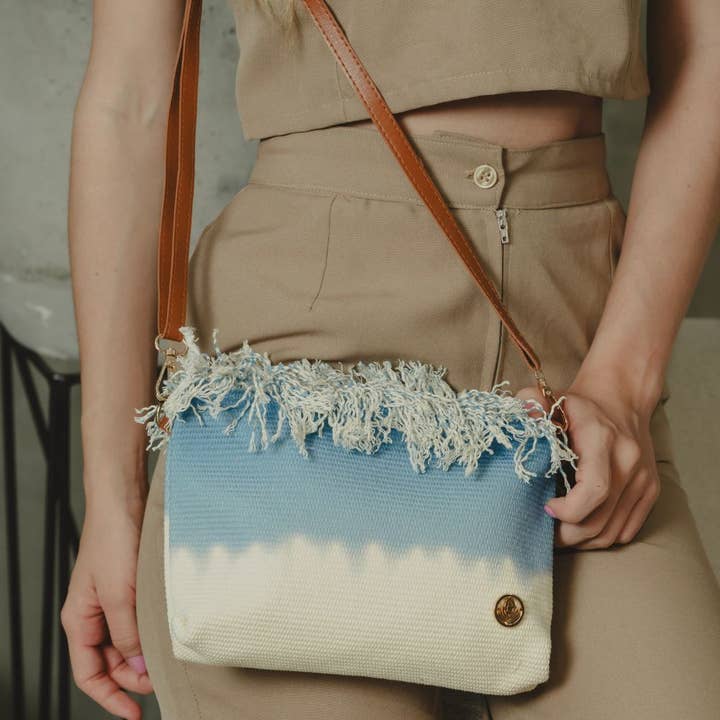 Boho Blå & Beige Frynset Crossbody Taske. Dypfarvet, Letvægts for engroshandel hos VIA FIORE