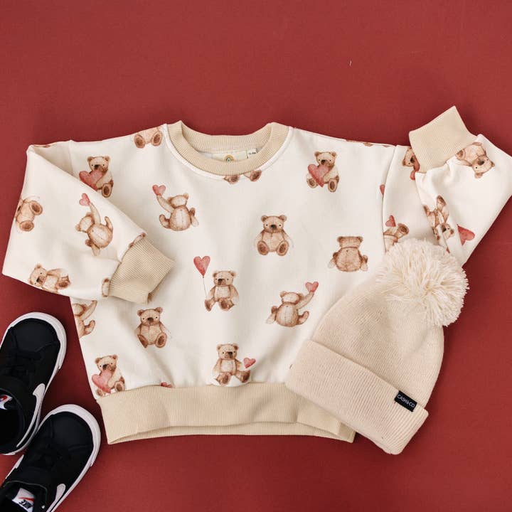 Crewneck-Sweatshirt mit Teddybär-Herzen für den Großhandel von Little Joy Co.