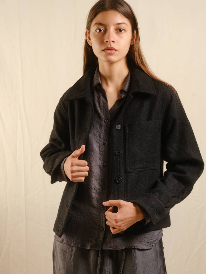 Padma Jakke Uld Sort for engroshandel hos Umber and Ochre