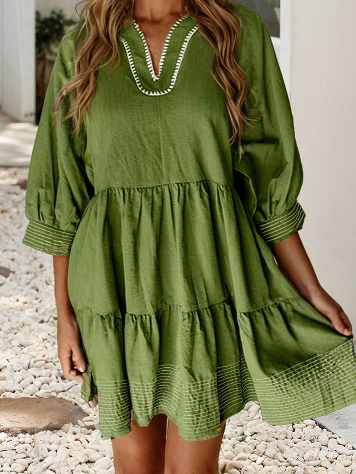 Robe mini évasée à manches 3/4 avec col en V et coutures contrastées LDC pour la vente par Little Daisy Closet