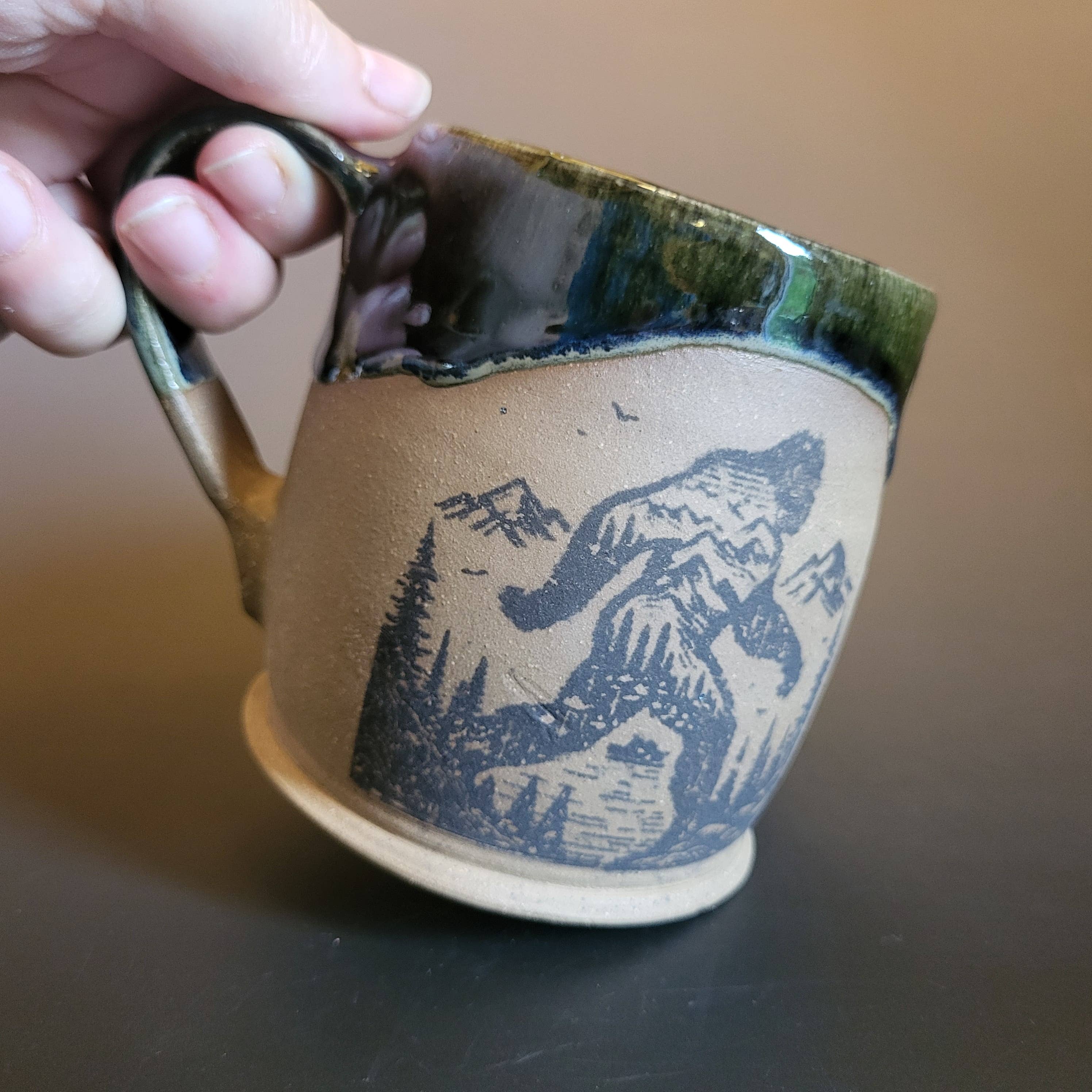 Divine Vessels Pottery - Wholesale Koffiemok - Bigfoot mok en bergen met donkergroene glazuur1