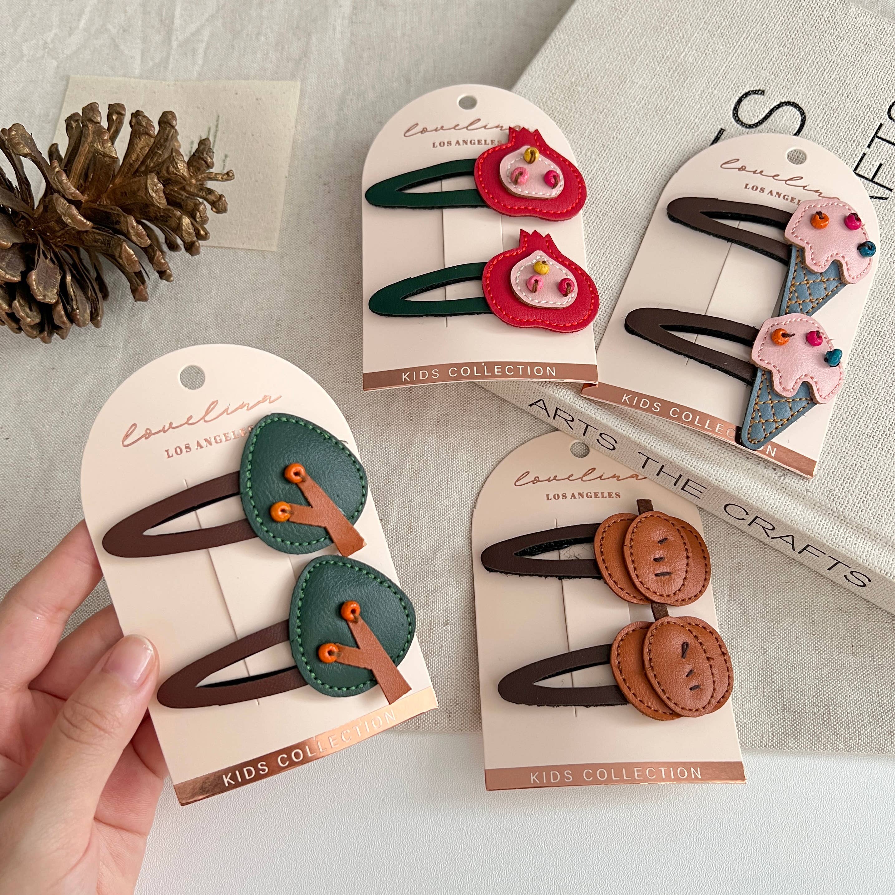 Surtido 2PC Clips para el Cabello de Niños de Imitación de Cuero de Otoño con Calabaza (KUMPKIN) de venta al por mayor en Faire5