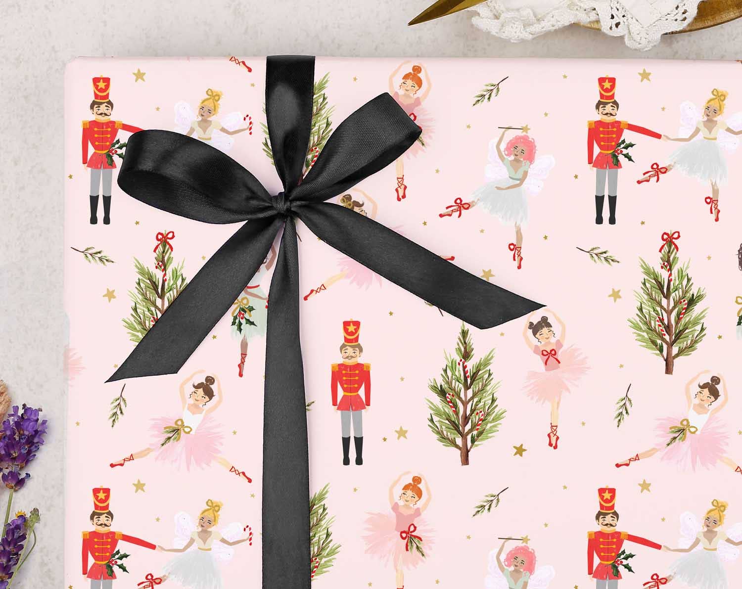 Making Meadows Ltd – Großhandel Geschenkpapier in Bögen – Weihnachts-Geschenkpapier mit Nussknacker-Motiv in Pink1