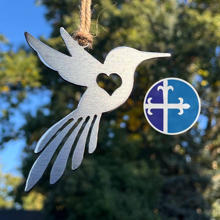 Ornamento de beija-flor em aço com recorte de coração - 4,5" x 4" | Arte rústica pendurada em metal para jardim e casa por atacado de CCR Custom Metals