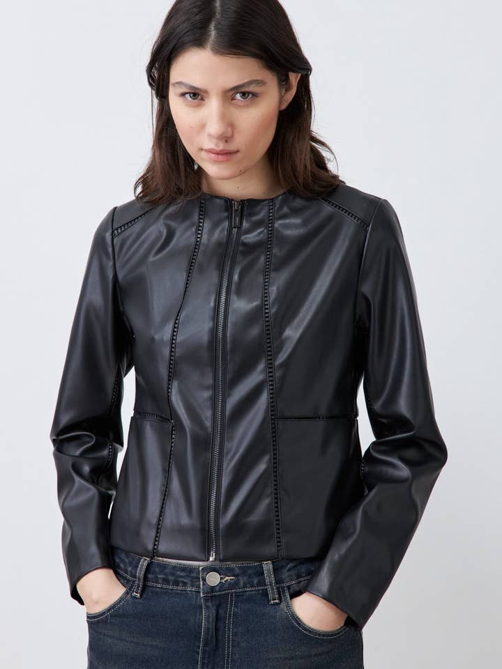 Veste en cuir écologique avec garnitures pour la vente par Lolita