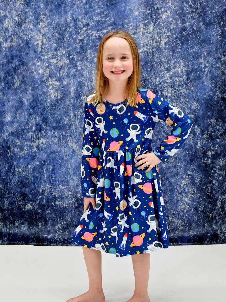 Abito a maniche lunghe in seta di latte Space per la vendita all'ingrosso da parte di Great Lakes Kids Apparel