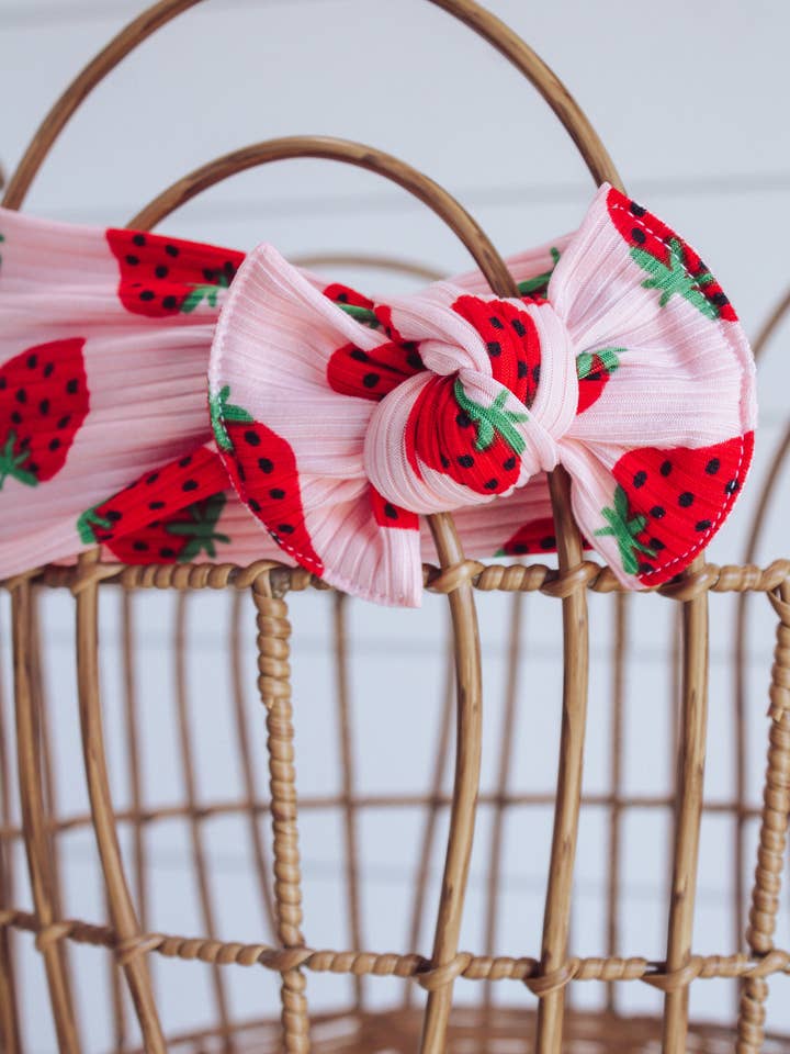 Morango com nervuras + Gravata na Cabeçeira por atacado de The Fancy Nestling