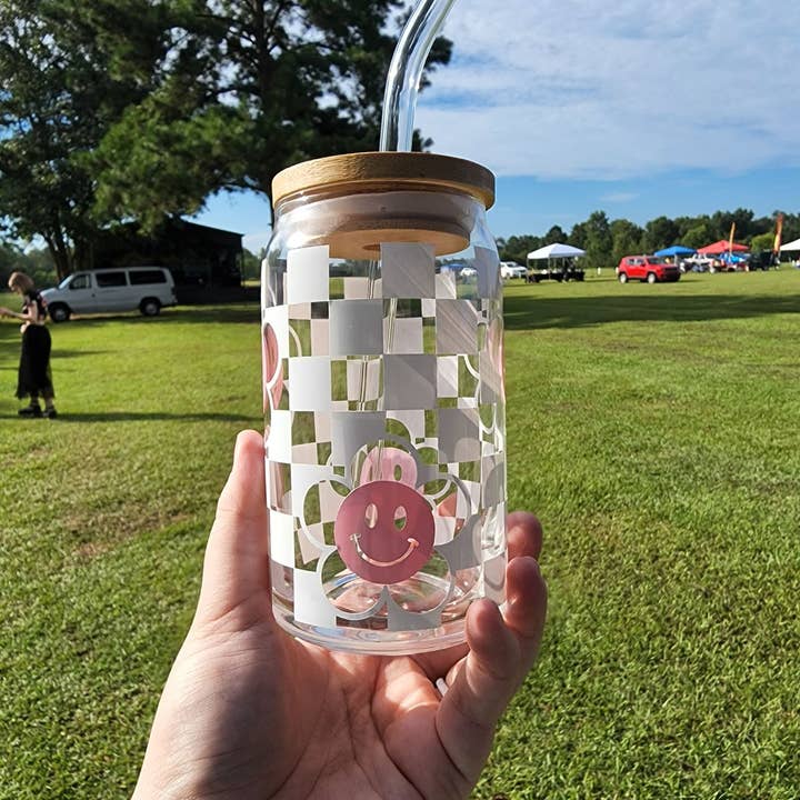 Gobelet en verre à carreaux blancs et roses en forme de sourire pour la vente par Happy Little Star Shop