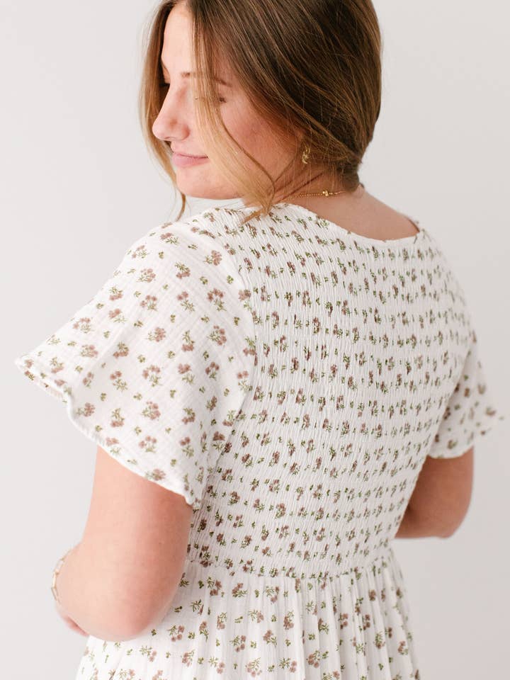 Blanc «Lynette» Robe midi à corsage smocké à motif floral en vente sur Faire3