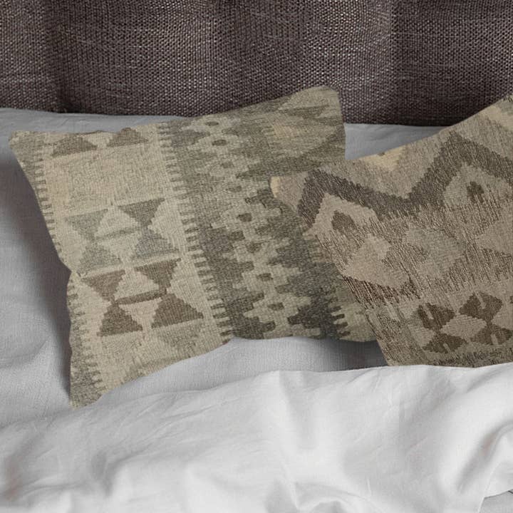 Housse de coussin tissée main Kilim gris olive pour la vente par Fybernots