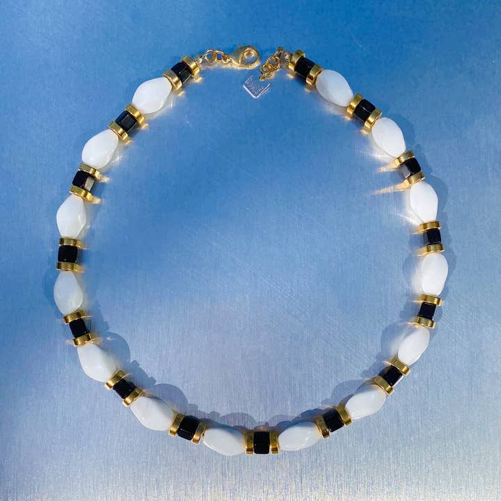 collier noir et blanc pour la vente par Sur Les Toits De Paris