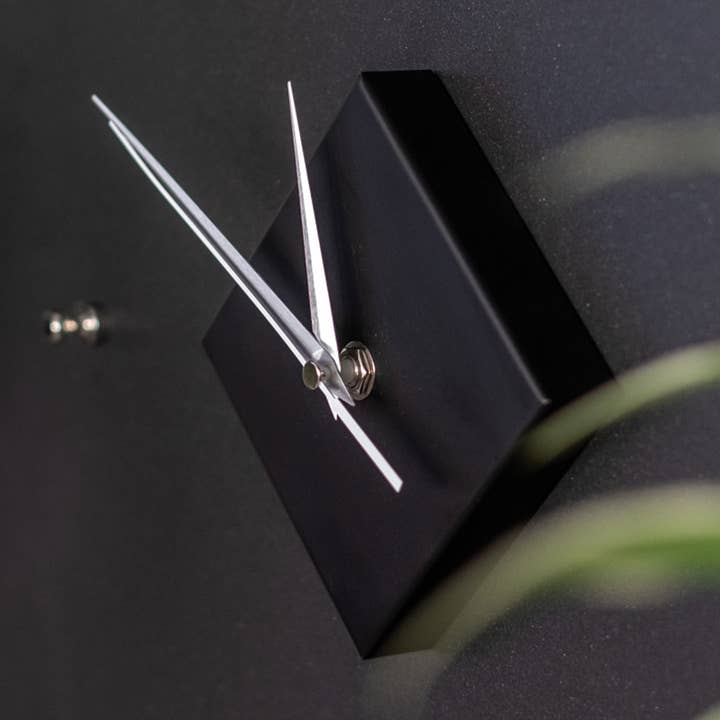 Orologio Magnetico Quadrato, Nero Opaco, Made in Italy per la vendita all'ingrosso da parte di KalaMitica Magnetic System