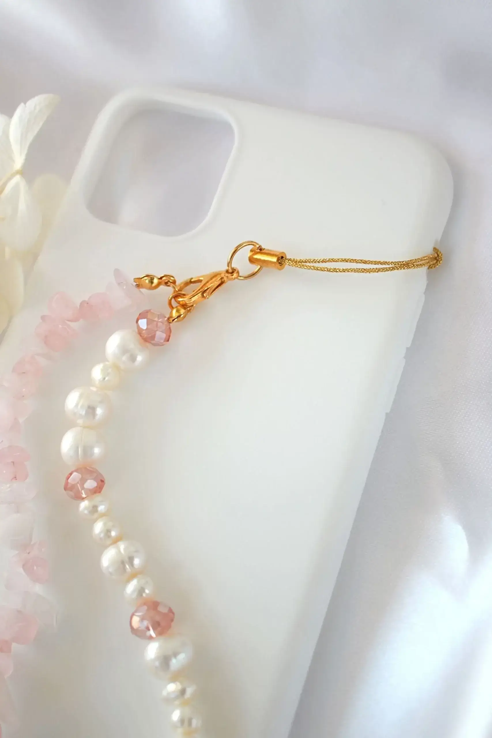 Divine Dulcet - Venta al por mayor Correa para móvil - "Rose Babe" | Lazo para teléfono con cuarzo rosa y perlas de agua dulce4