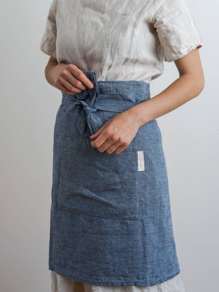 Tablier en lin bleu marine pour la vente par confetti mill