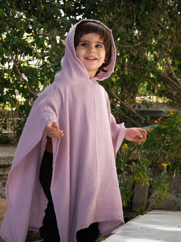 BABY BADEHÅNDKLÆDE - ØKOLOGISK MUSSELIN PONCHO - LILLA LILLA for engroshandel hos TwoMamas