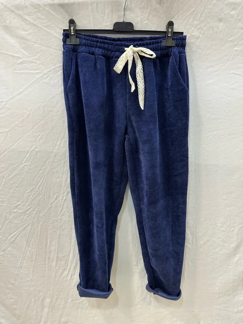 Mimi & Gogo – wholesale Mjukis- och joggingbyxor – Dam – Velour joggingbyxor med spets och resår i midjan, två fickor, one size för storlek 36–426