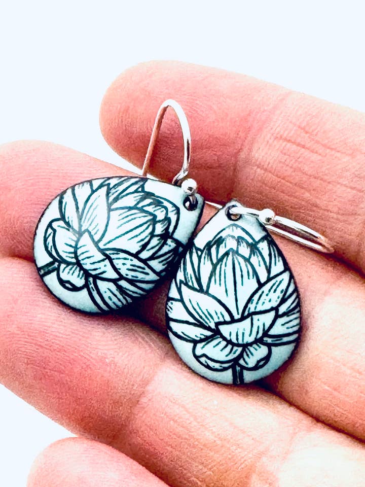 Kleine Lotus-Ohrringe in Tropfenform, Emaille in Eierschalenblau für den Großhandel von Magpie Mouse Studios