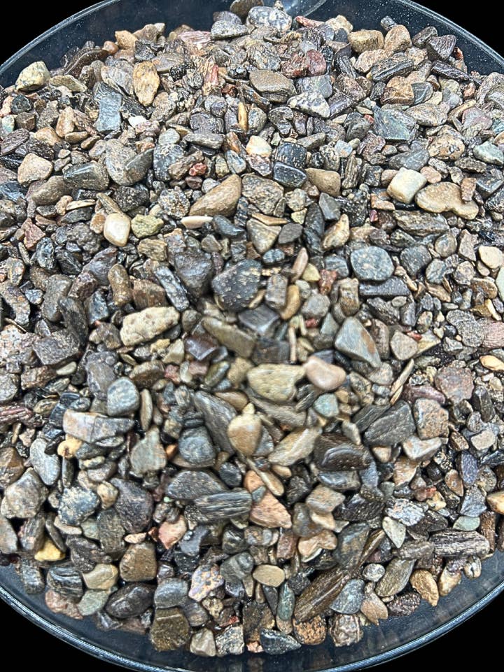 Geoworld - Tumbled Stone - Dinosaur Bone - Chips - 5 kg for wholesale by Geoworld Gallery