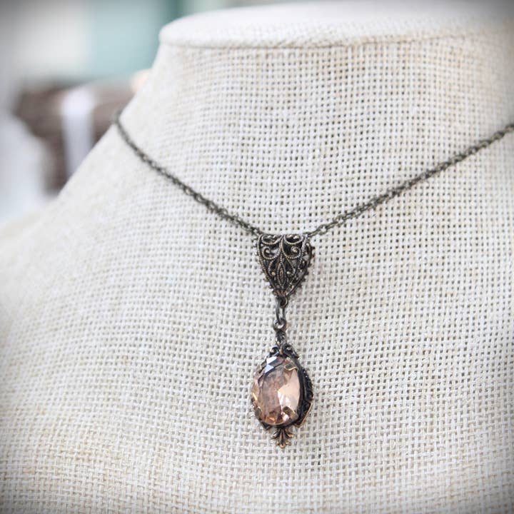 Collier à pendentif édouardien en verre à facettes Rosé Champagne pour la vente par Circa 1890