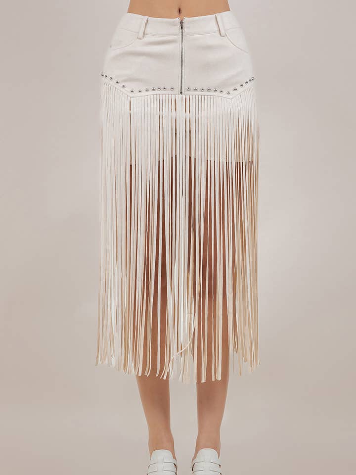 SIP6355A CRÈME LANGE FRANJE FAUX SUEDE SHORTS voor wholesale door Saints & Hearts