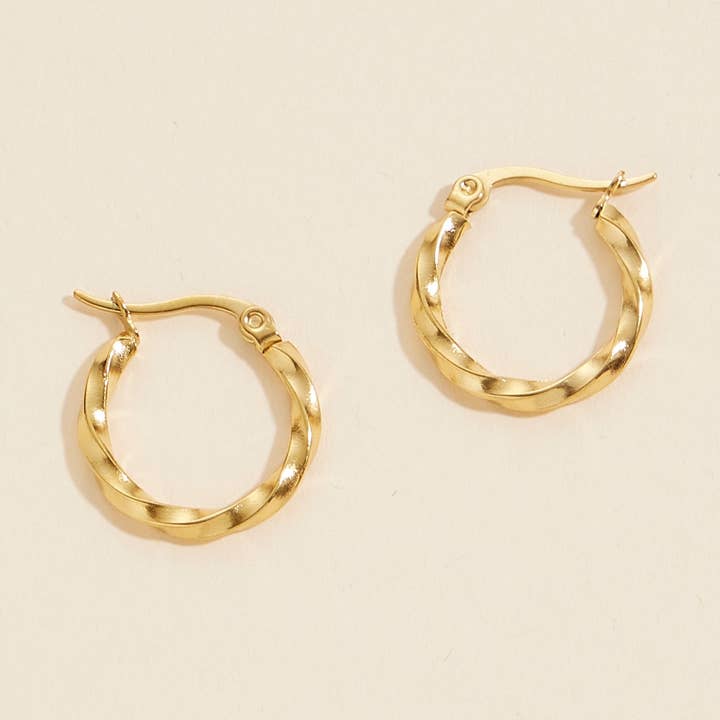 Orecchini a cerchio intrecciati in acciaio inossidabile Gold Dip per la vendita all'ingrosso da parte di Lilla Haven
