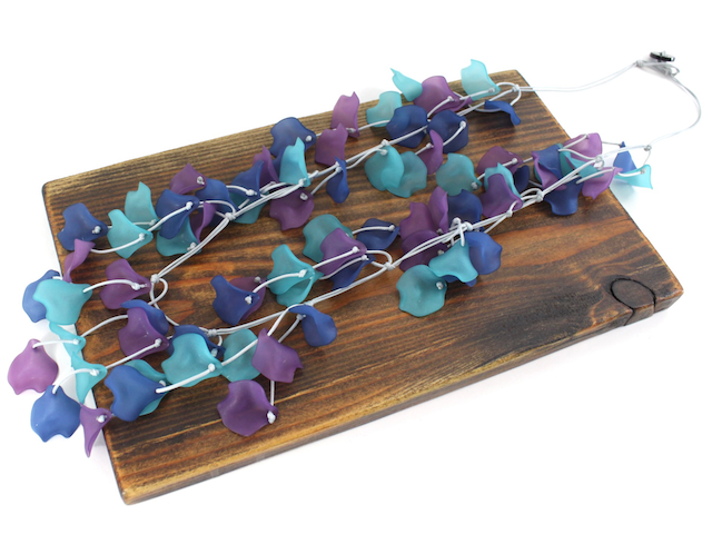 Pretty Persuasions - Vente Colliers plastrons - N24005 Collier tendance en polyrésine à pétales drapés5