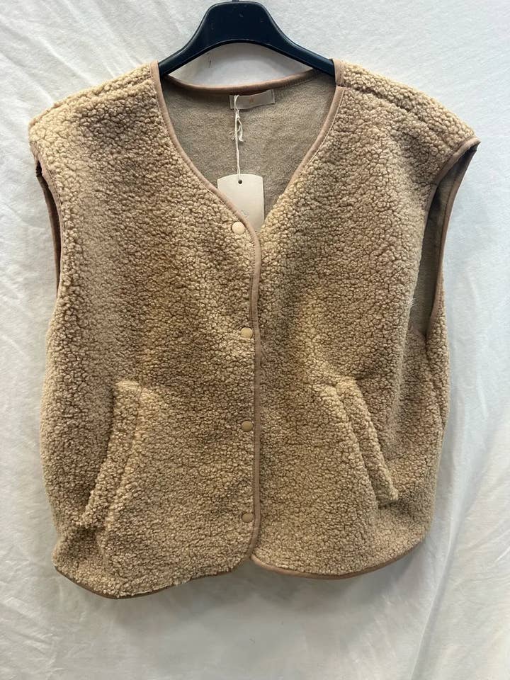 Mimi & Gogo - Wholesale Outerwear Vest - Women's - Buttoned Fleece Vest @3192_GiletMoumoute7