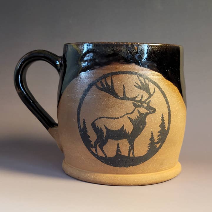 Tasse en grès émaillé brun avec motif d'élan pour la vente par Divine Vessels Pottery