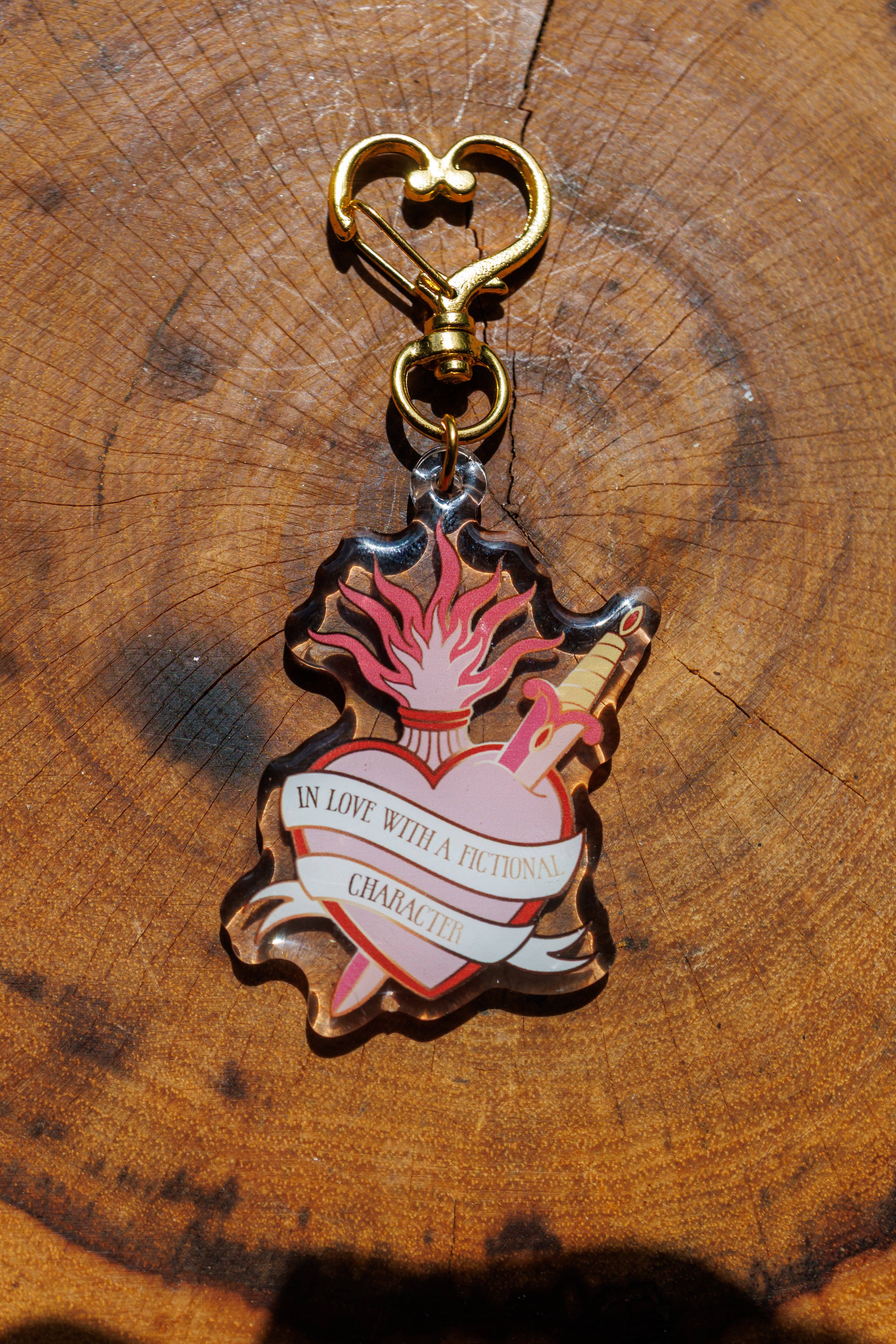 Pinstory – Engroshandel Nøglering - Dame – "Nøglekæde/Kindle-vedhæng: Forelsket i en fiktiv karakter"2