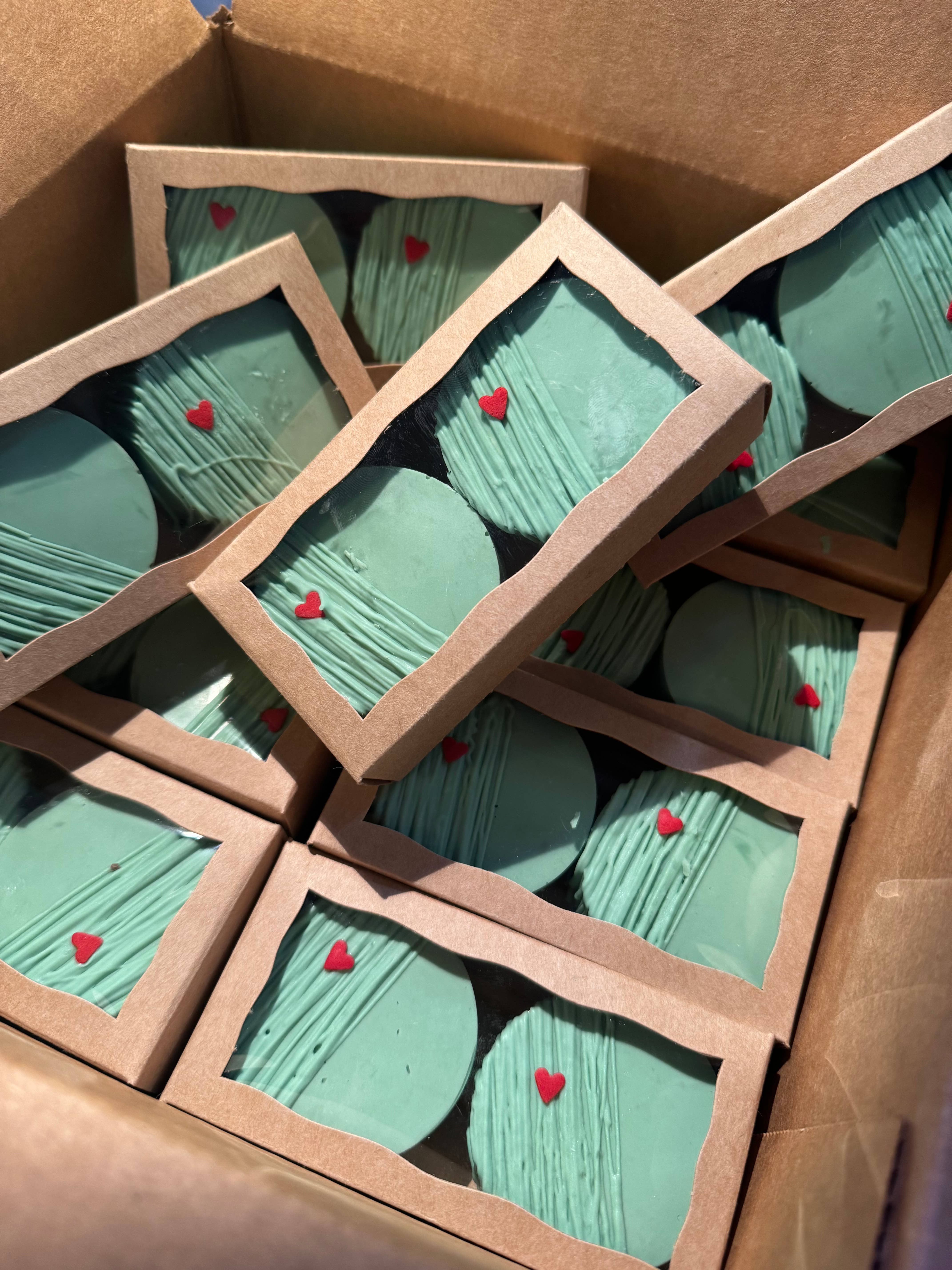 Frosted Cupcakery Bakery - Vente Biscuits - Cookies sandwich au chocolat thème Grouchy Green Guy4