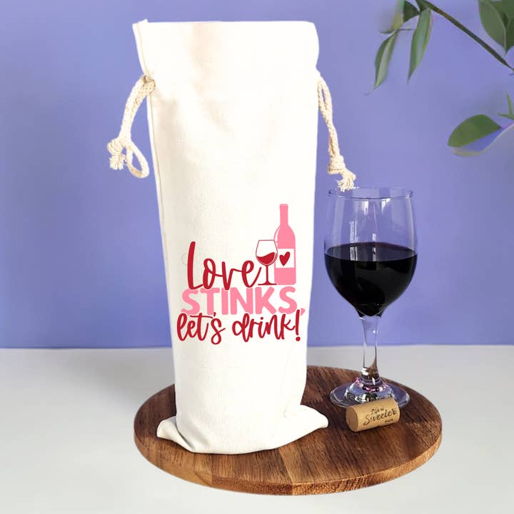 Sac à vin de la Saint-Valentin, L'amour pue, buvons, Galentine pour la vente par Colorful Creek Studio