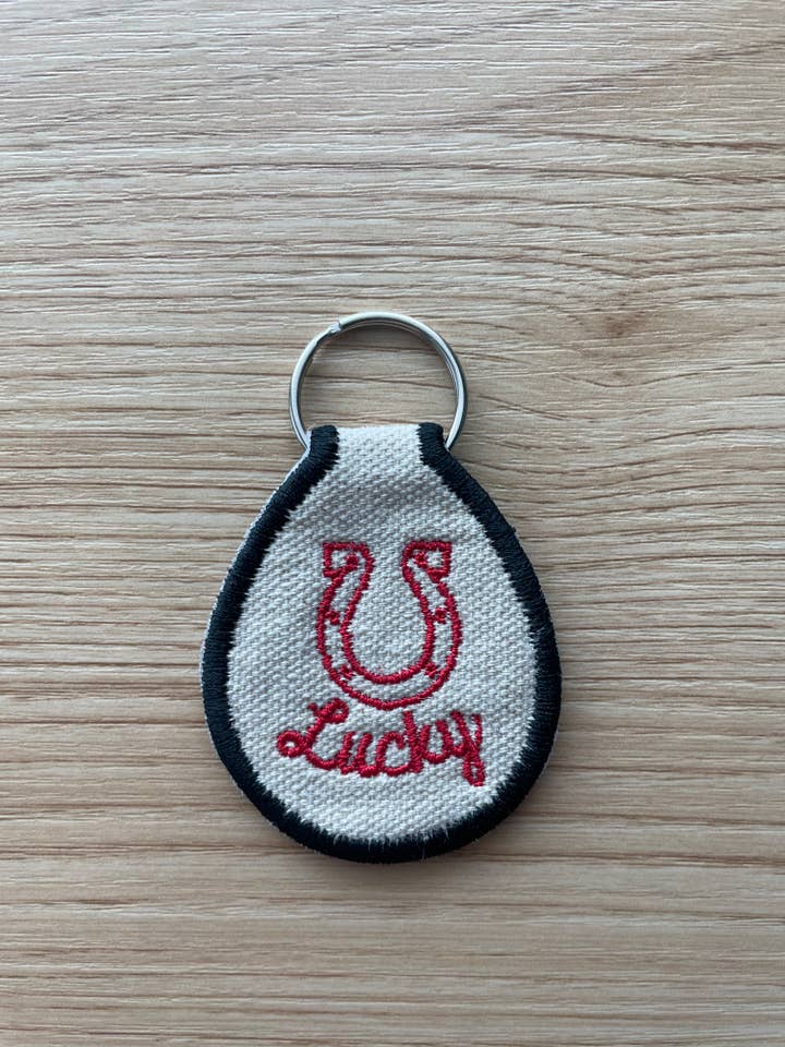 Porte-clés fer à cheval porte-bonheur brodé pour la vente par Studio Aparicio