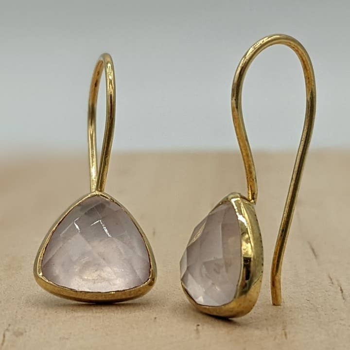Boucles d'oreilles Triangle Quartz Rose pour la vente par Dekko Trading