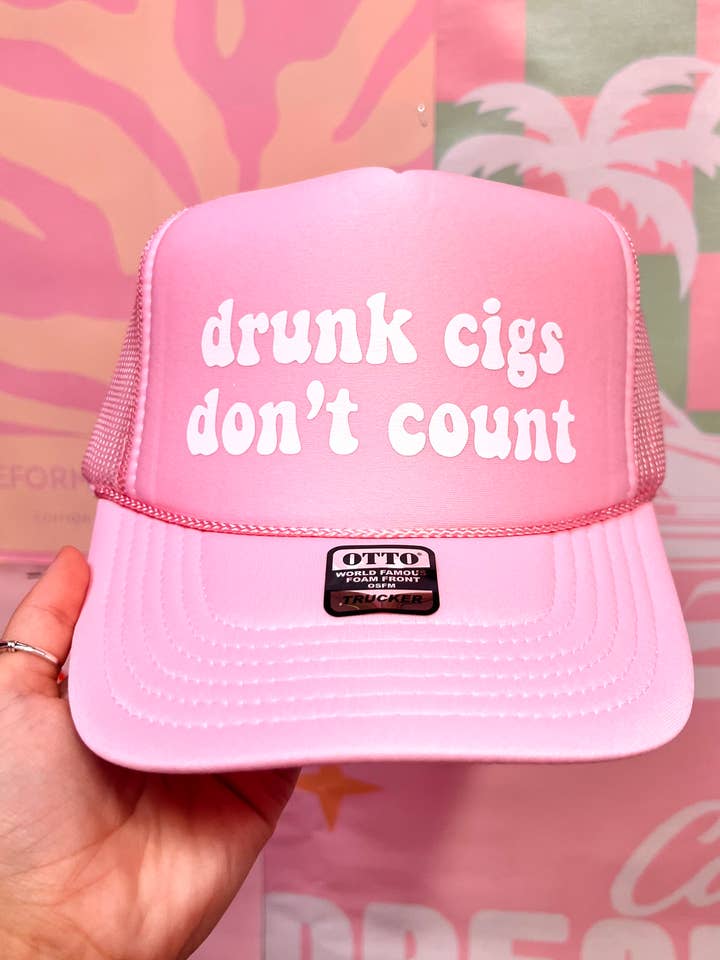 Trucker-Mütze „Drunk Cigs Don't Count“, komplett in Rosa für den Großhandel von Happy Hour