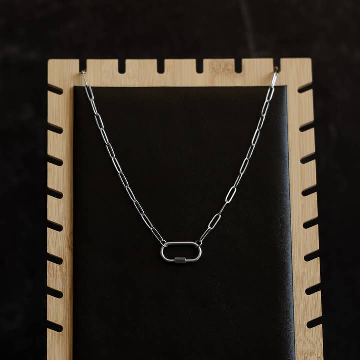Karabinhalskæde | Papirclipskæde i rustfrit stål for engroshandel hos That Queer Card Co