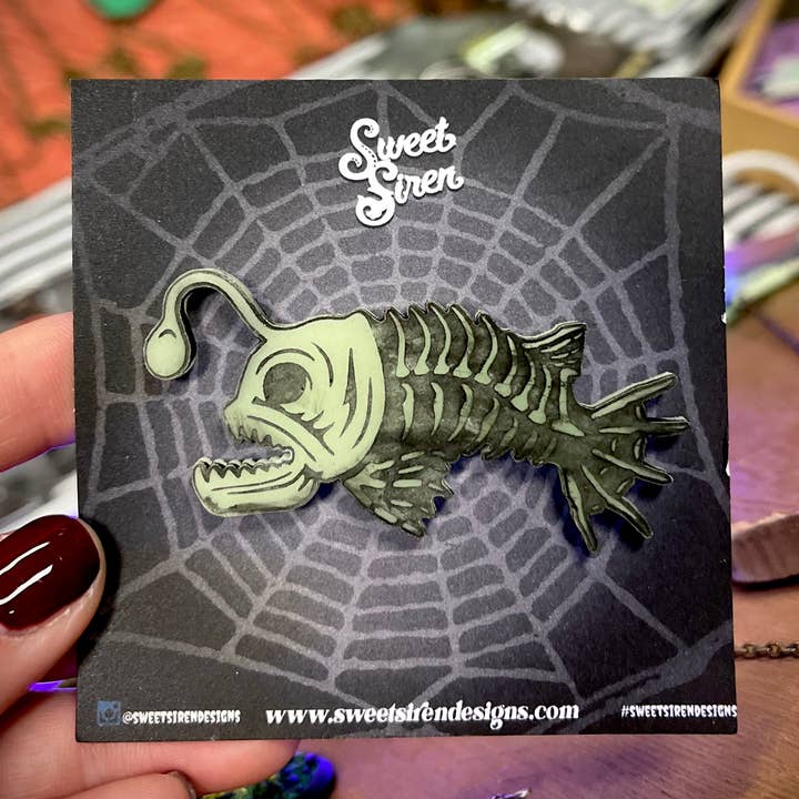 Peixe Esqueleto Brilhante no Escuro - Pin por atacado de Sweet Siren Designs