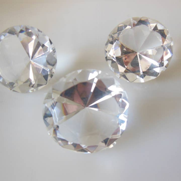 Jane A Gordon: Jewelry Art Gifts Inspiration – Großhandel Briefbeschwerer – Diamantförmiger Briefbeschwerer aus Glas3