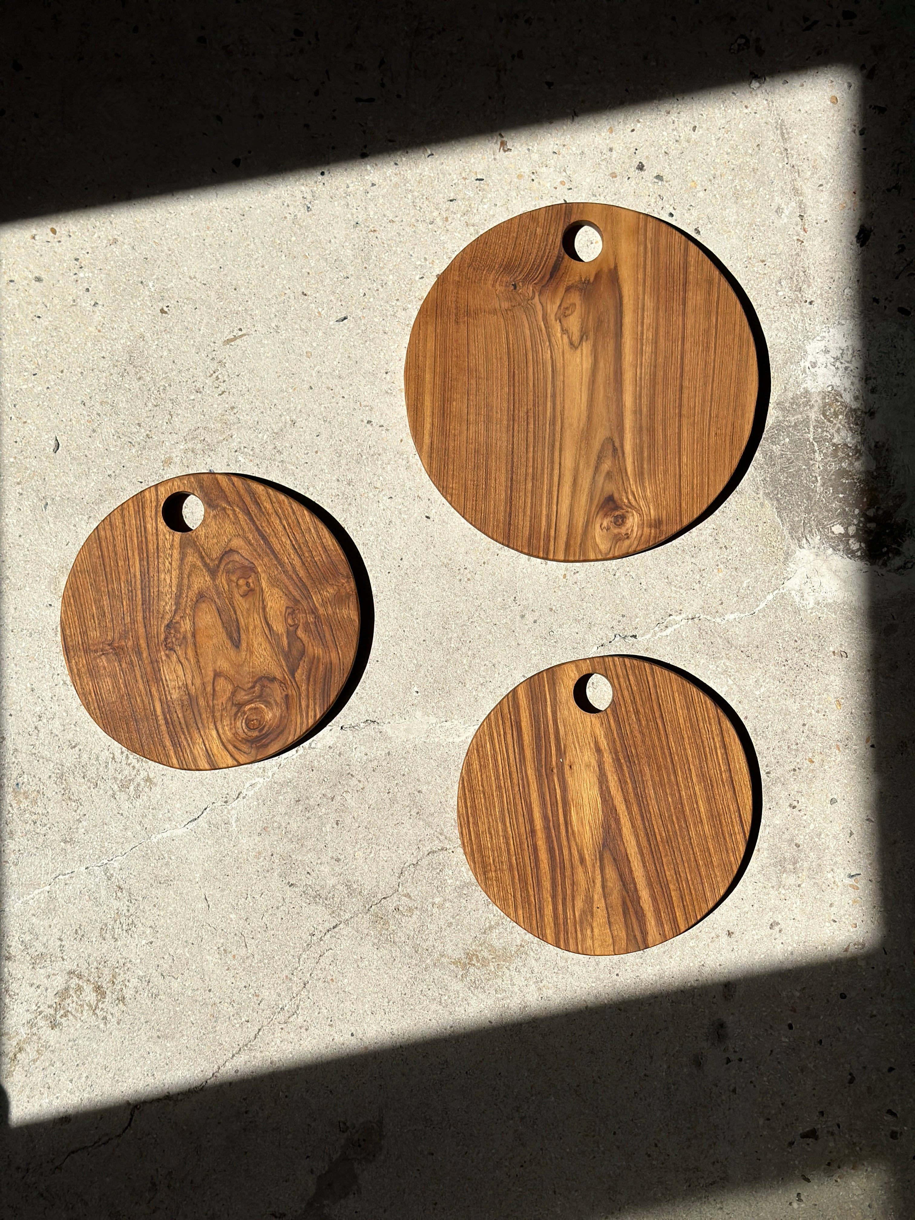 Office Objets – wholesale Skärbräda – Rund skärbräda i urholkad teak D:3013