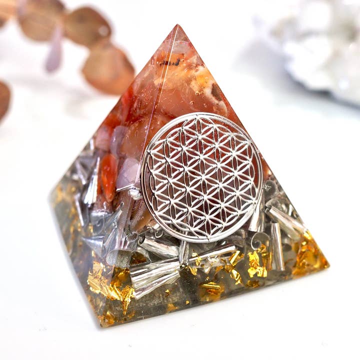 Piramide orgonite | Agata | Base Chakra per la vendita all'ingrosso da parte di ARCANDLES