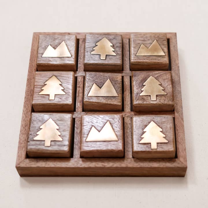 Tableau de Tic Tac Toe Montagne vs. Arbres - Jeu de Table Basse pour la vente par Elevation Goods