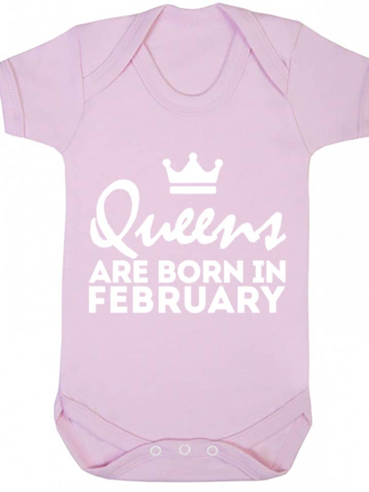 Gilet per bebè Queens Are Born In February K1673 per la vendita all'ingrosso da parte di Illustrated Identity