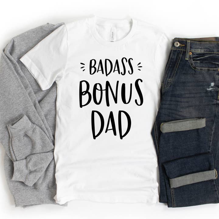 Zoe Creative Co – Engroshandel T-shirt med print - Herre – Badass Bonus Far T-shirt Stedfar Fars dag Tee Shirt