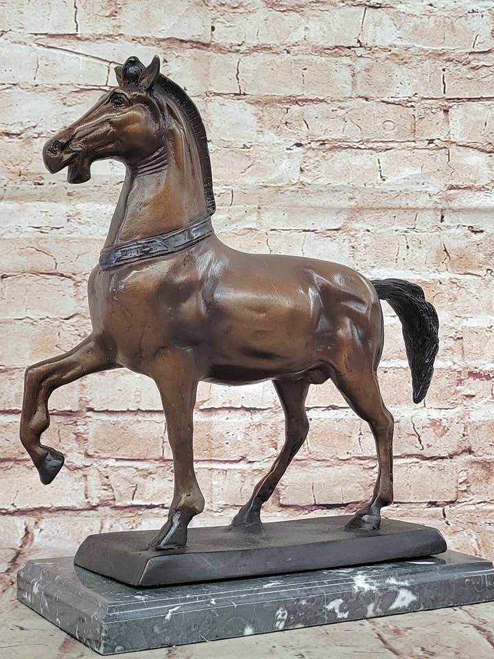 Bronze Hesteskulptur – Elegant Hingstestatue på Marmorsokkel for engroshandel hos Bronzhaus