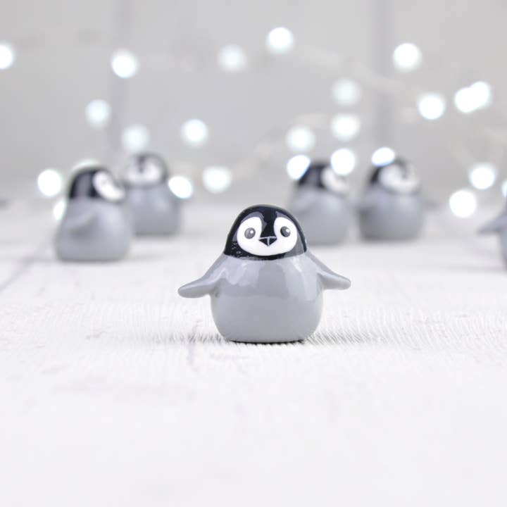 Sacha le pingouin - miniature céramique signée pour la vente par Gwenngwenn