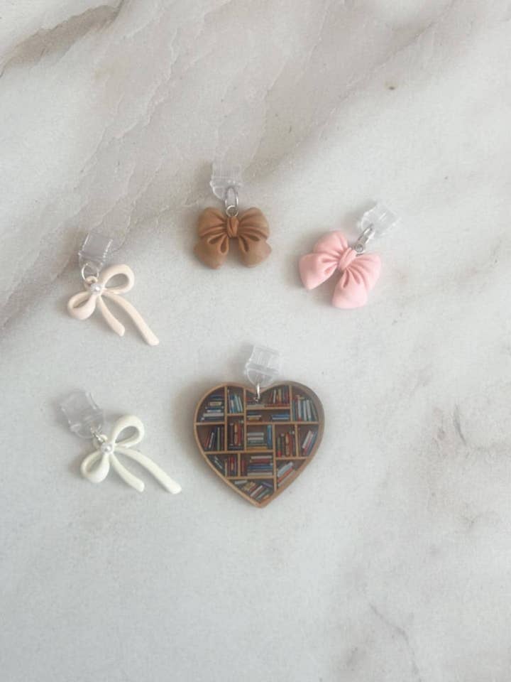 Charme de bouchon anti-poussière Coquette Bow Kindle & Cadeau littéraire pour la vente par NVDSIGNZ