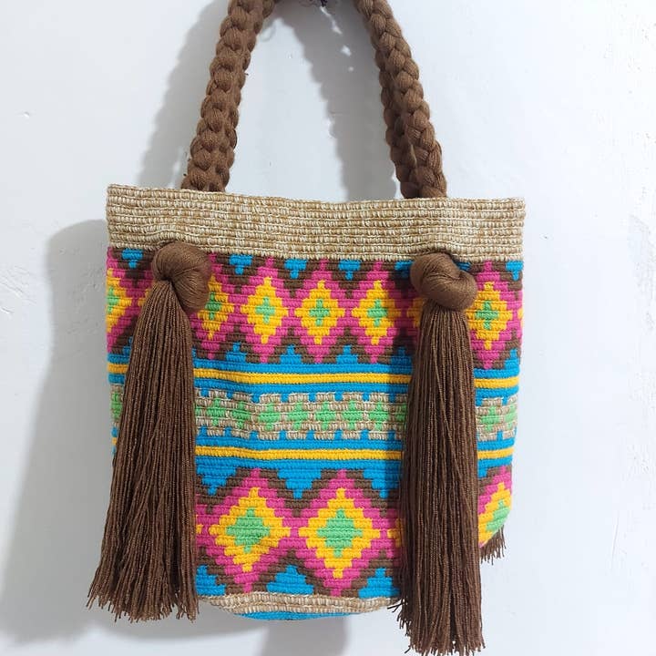 Borsa Mochila Wayuu Media Fatta a Mano all'Uncinetto per la vendita all'ingrosso da parte di Authentic Origin Colombia