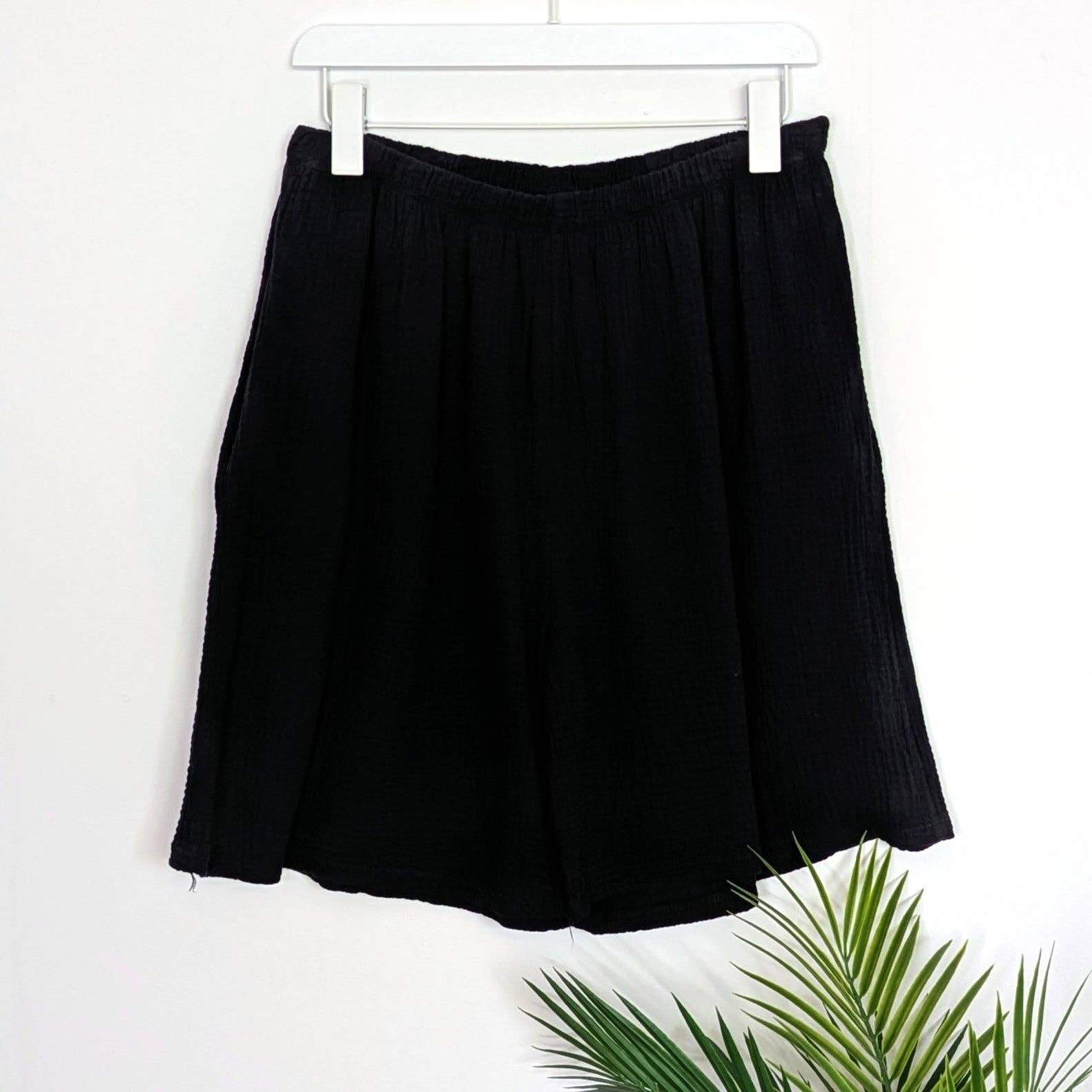 Tempest Designs - Wholesale Shorts - Women's - Roomy waffle cotton shorts with elasticated waist and pockets (M-L)0