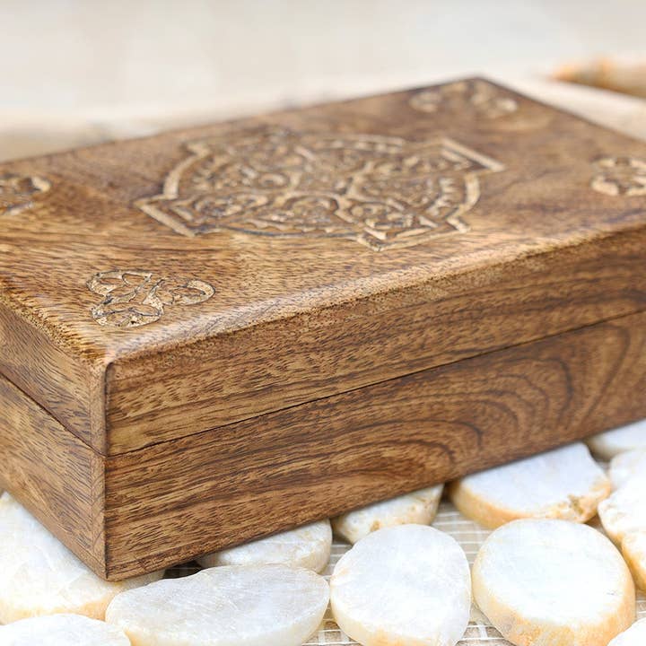 Lungta Imports – Großhandel Schmuckschatulle/-Organizer – Handgeschnitzte Holzbox mit keltischem Kreuz, Aufbewahrungsbox für Schmuck